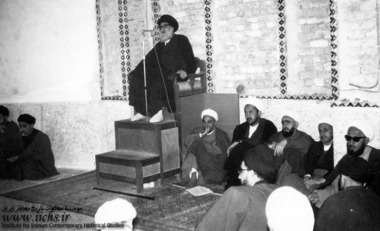 El Gran Ayatolá al-Jū’ī impartiendo lecciones en la Mezquita Al-Jadra