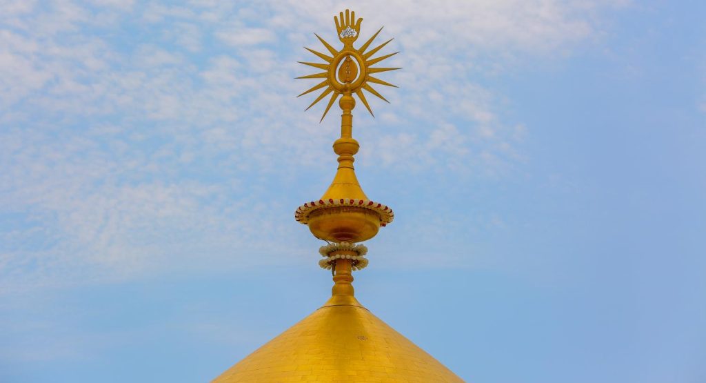 Corona dorada con catorce rayos del Santuario del Imam Alí