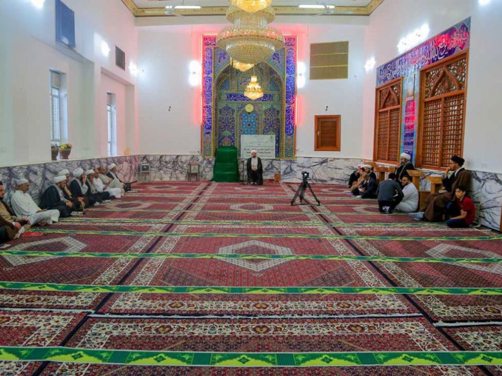 Ulemas sentados en la Mezquita Al-Jadra del Santuario del Imam Alí