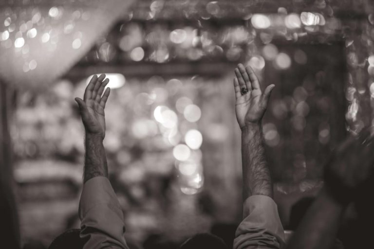 Fieles de luto en el Santuario del Imam Alí durante el milagro de Ashura