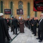 Asistentes en la ceremonia de condolencias por el Ayatolá Jameneí en la Mezquita Al-Jadrá