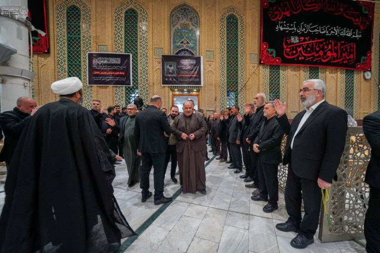 Asistentes en la ceremonia de condolencias por el Ayatolá Jameneí en la Mezquita Al-Jadrá