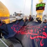 Ceremonia de izado de la bandera negra de luto en el Iwán del Santuario del Imam Alí
