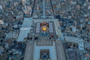 Vista aérea panorámica de la cúpula dorada del Santuario del Imam Alí en Nayaf